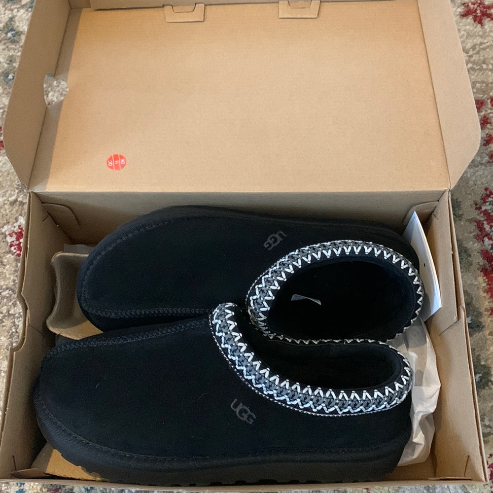 Brand new black ugg Tasmanian slides size 8